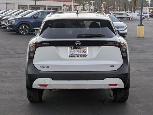Aspen White Tricoat 2026 Nissan Kicks SR