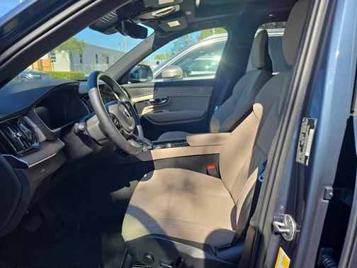 2025 Volvo XC90 B5 Plus 7-Seater