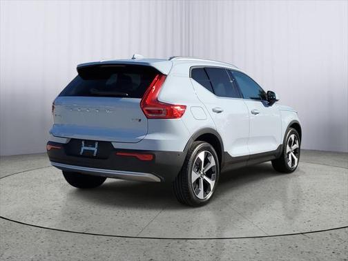 2025 Volvo XC40 B5 Plus Bright Theme