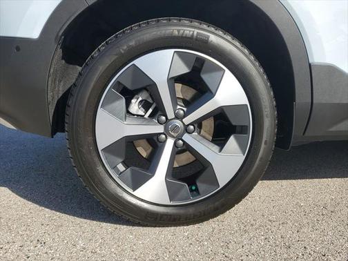 2025 Volvo XC40 B5 Plus Bright Theme