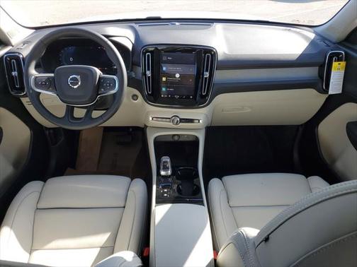 2025 Volvo XC40 B5 Plus Bright Theme
