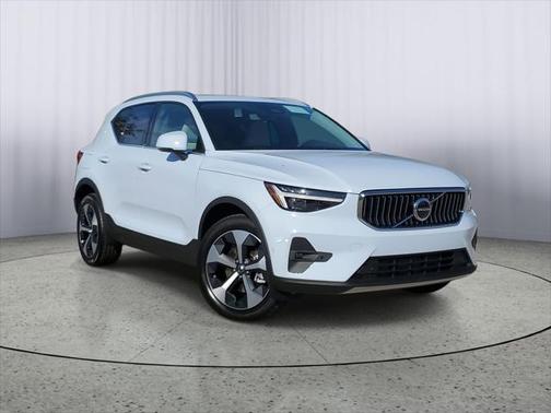 2025 Volvo XC40 B5 Plus Bright Theme