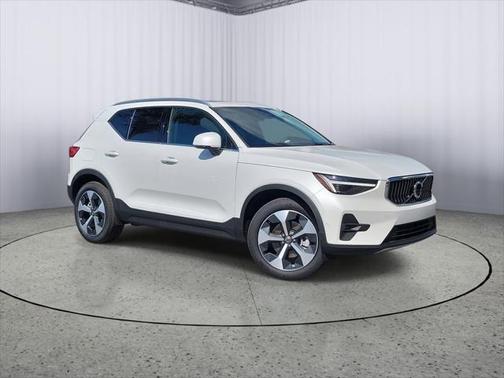 2025 Volvo XC40 B5 Plus Bright Theme