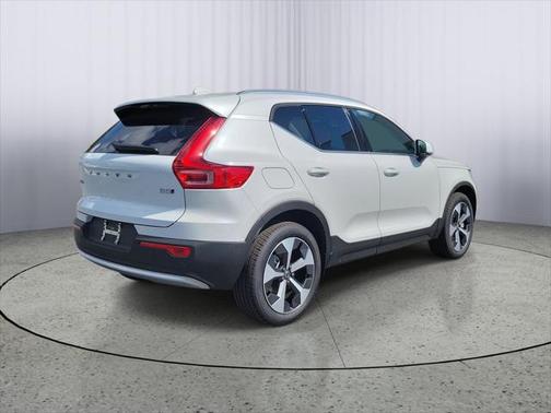 2025 Volvo XC40 B5 Plus Bright Theme