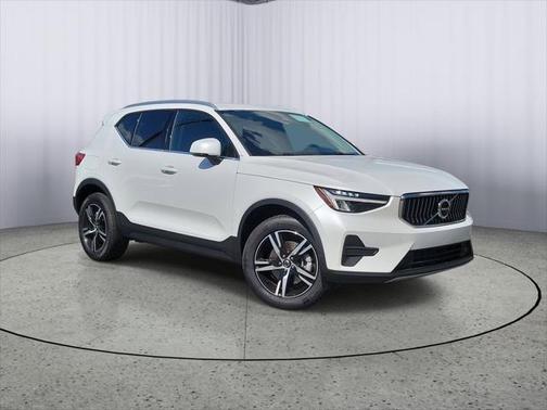 2025 Volvo XC40 B5 Core Bright Theme