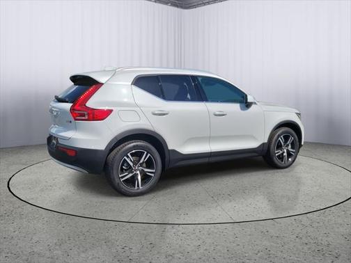 2025 Volvo XC40 B5 Core Bright Theme