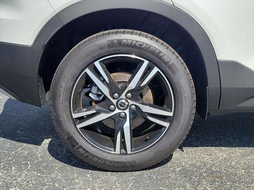 2025 Volvo XC40 B5 Core Bright Theme
