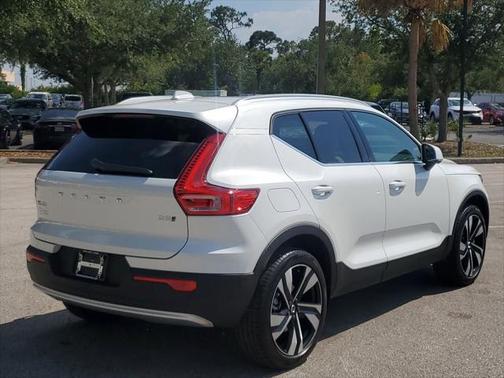 2025 Volvo XC40 B5 Ultra Bright Theme