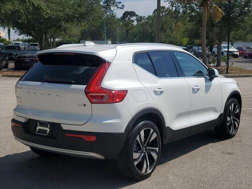 2025 Volvo XC40 B5 Ultra Bright Theme