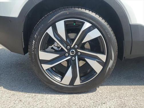 2025 Volvo XC40 B5 Ultra Bright Theme