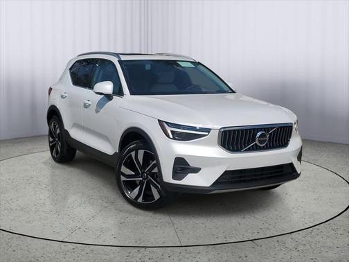 2025 Volvo XC40 B5 Ultra Bright Theme
