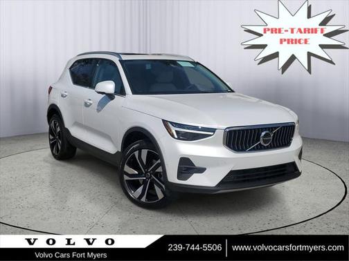 2025 Volvo XC40 B5 Ultra Bright Theme