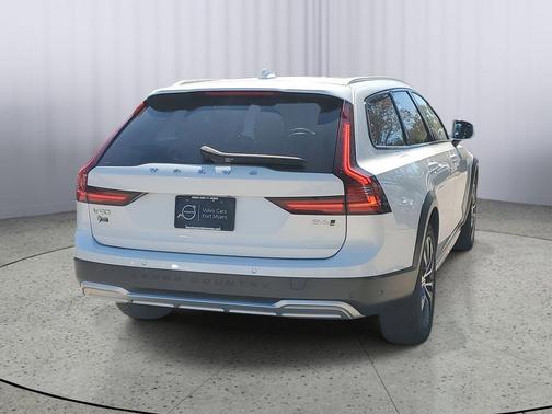 2022 Volvo V90 Cross Country B6