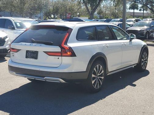 2022 Volvo V90 Cross Country B6
