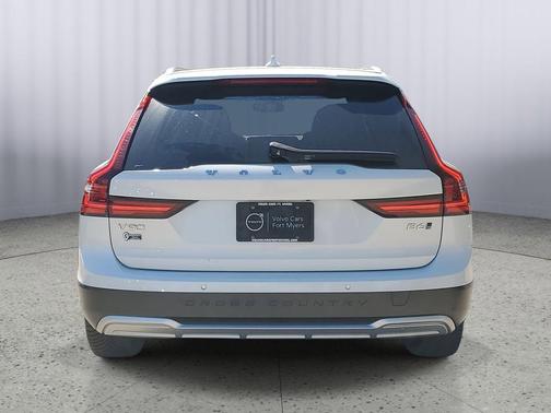 2022 Volvo V90 Cross Country B6