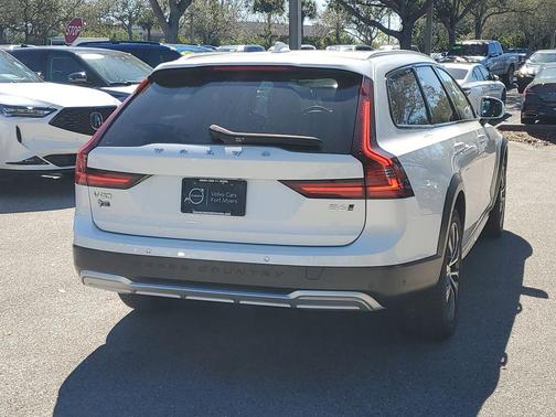 2022 Volvo V90 Cross Country B6