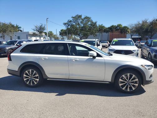 2022 Volvo V90 Cross Country B6