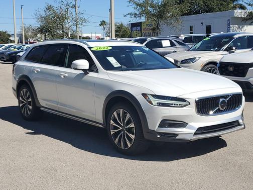 2022 Volvo V90 Cross Country B6