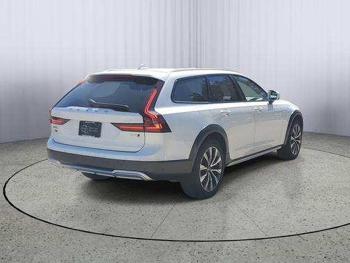 2022 Volvo V90 Cross Country B6