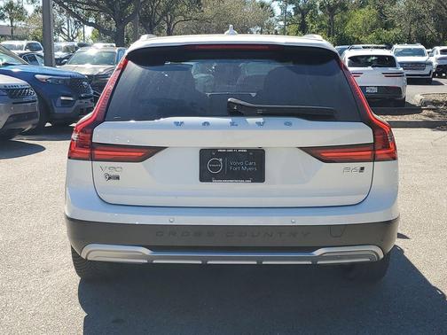 2022 Volvo V90 Cross Country B6