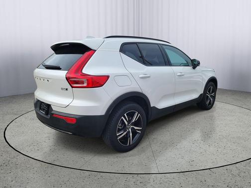 Crystal White 2026 Volvo XC40 Core, B5 AWD Gas (mild hybrid), Dark