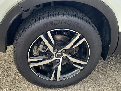 Crystal White 2026 Volvo XC40 Core, B5 AWD Gas (mild hybrid), Dark