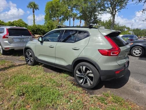 2024 Volvo XC40 B5 Ultimate Dark Theme