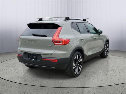 2024 Volvo XC40 B5 Ultimate Dark Theme