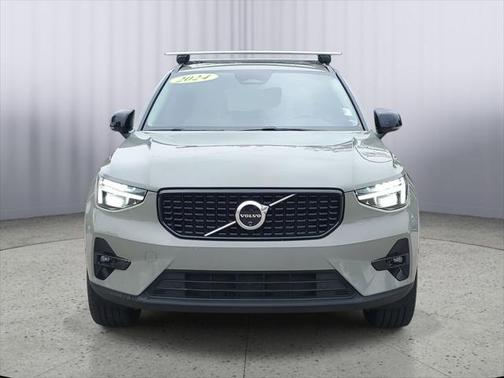 2024 Volvo XC40 B5 Ultimate Dark Theme