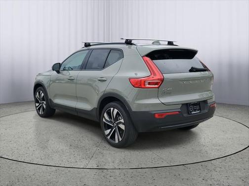 2024 Volvo XC40 B5 Ultimate Dark Theme