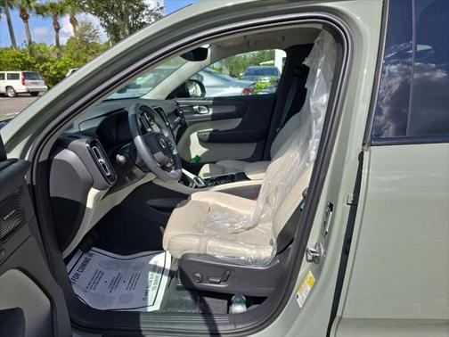 2024 Volvo XC40 B5 Ultimate Dark Theme