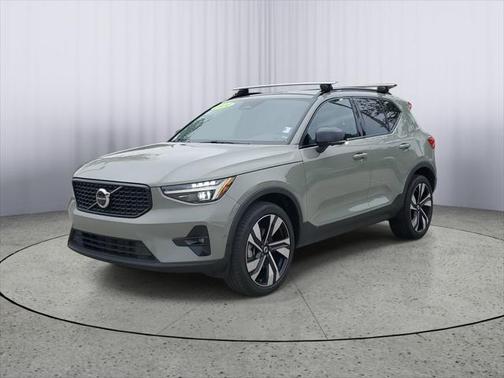2024 Volvo XC40 B5 Ultimate Dark Theme