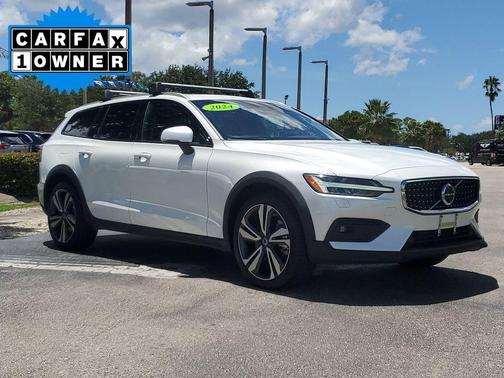 2024 Volvo V60 Cross Country B5 Plus