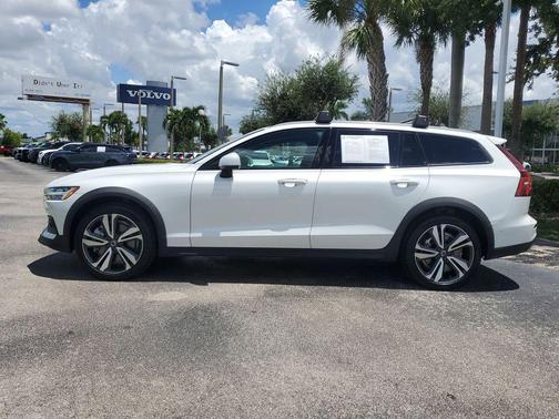 2024 Volvo V60 Cross Country B5 Plus