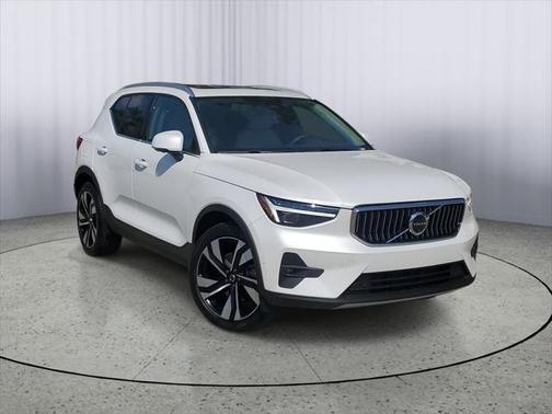 2025 Volvo XC40 B5 Ultra Bright Theme