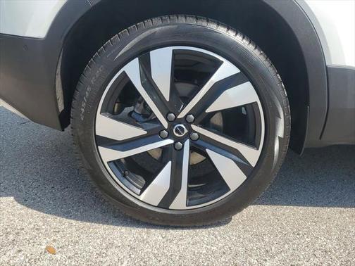 2025 Volvo XC40 B5 Ultra Bright Theme