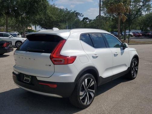 2025 Volvo XC40 B5 Ultra Bright Theme