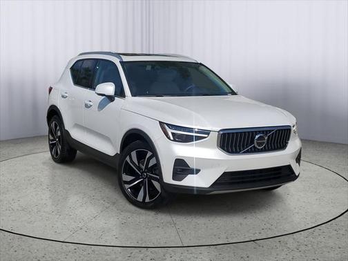 2025 Volvo XC40 B5 Ultra Bright Theme