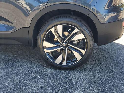 2026 Volvo XC40 B5 Plus