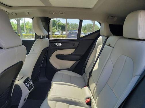 2025 Volvo XC40 B5 Plus Dark Theme