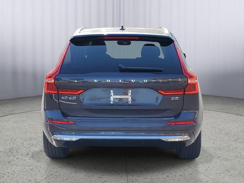 2023 Volvo XC60 B5 Ultimate Bright Theme