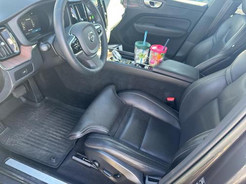 2023 Volvo XC60 B5 Ultimate Bright Theme