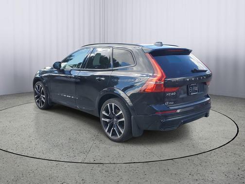 2023 Volvo XC60 B5 Ultimate Dark Theme