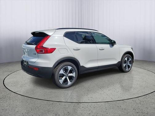 2025 Volvo XC40 B5 Plus Dark Theme