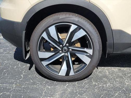 2025 Volvo XC40 B5 Plus Bright Theme