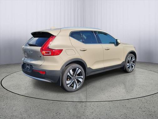 2025 Volvo XC40 B5 Plus Bright Theme