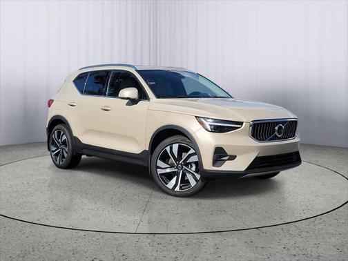 2025 Volvo XC40 B5 Plus Bright Theme