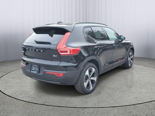 2026 Volvo XC40 Plus, B4 FWD Gas (mild hybrid), Dark
