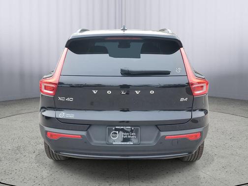 2026 Volvo XC40 Plus, B4 FWD Gas (mild hybrid), Dark