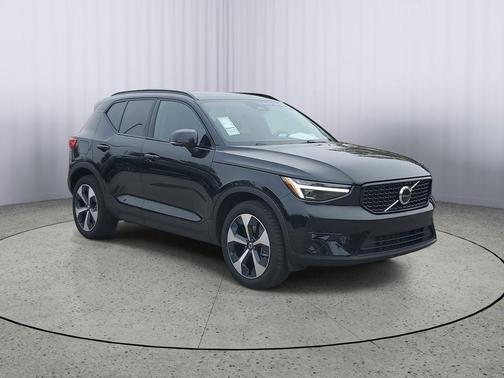 2026 Volvo XC40 Plus, B4 FWD Gas (mild hybrid), Dark